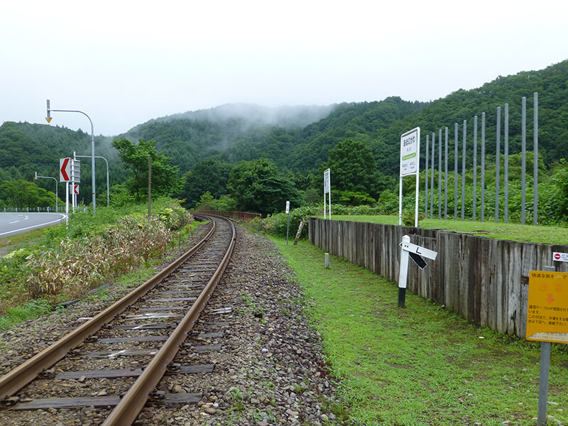 JR北海道でよく見られるタイプの駅看板の写真