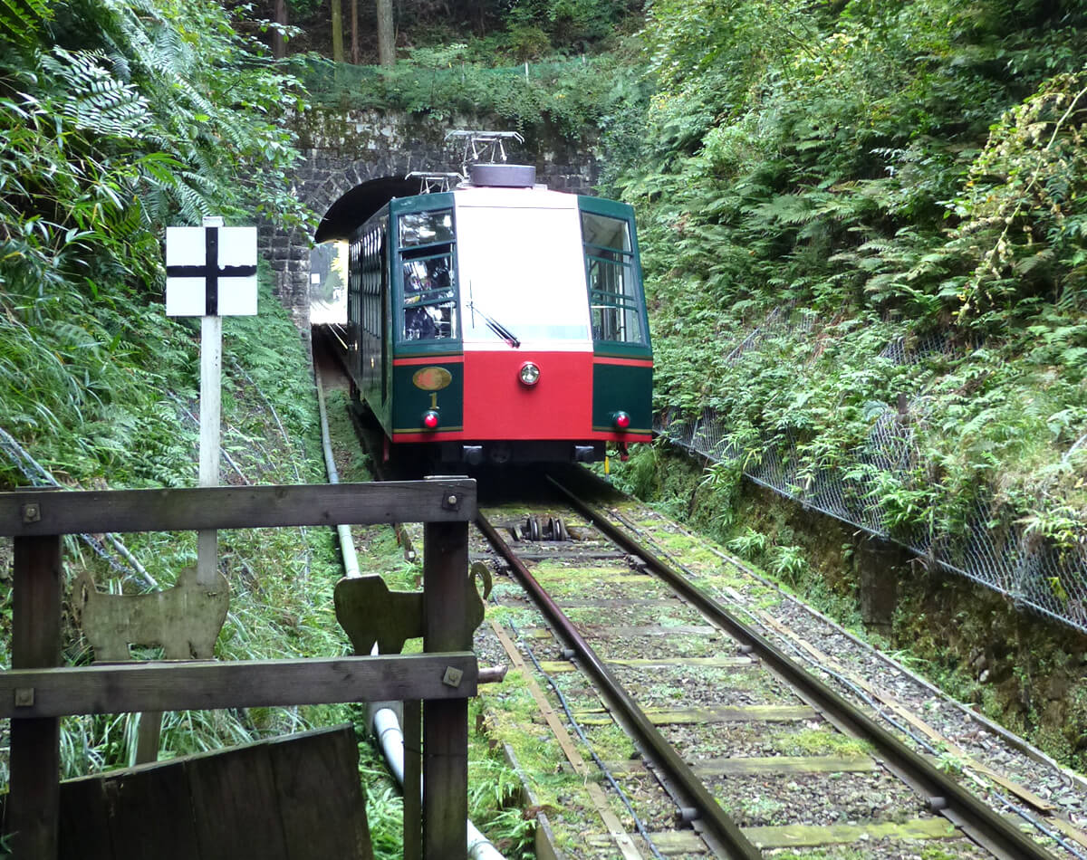 「ほうらい丘」駅から去っていくケーブルカーの写真