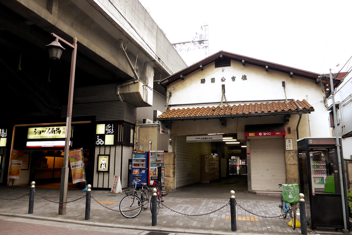 駅舎：駅名が右書きになっていることからも歴史がうかがえます