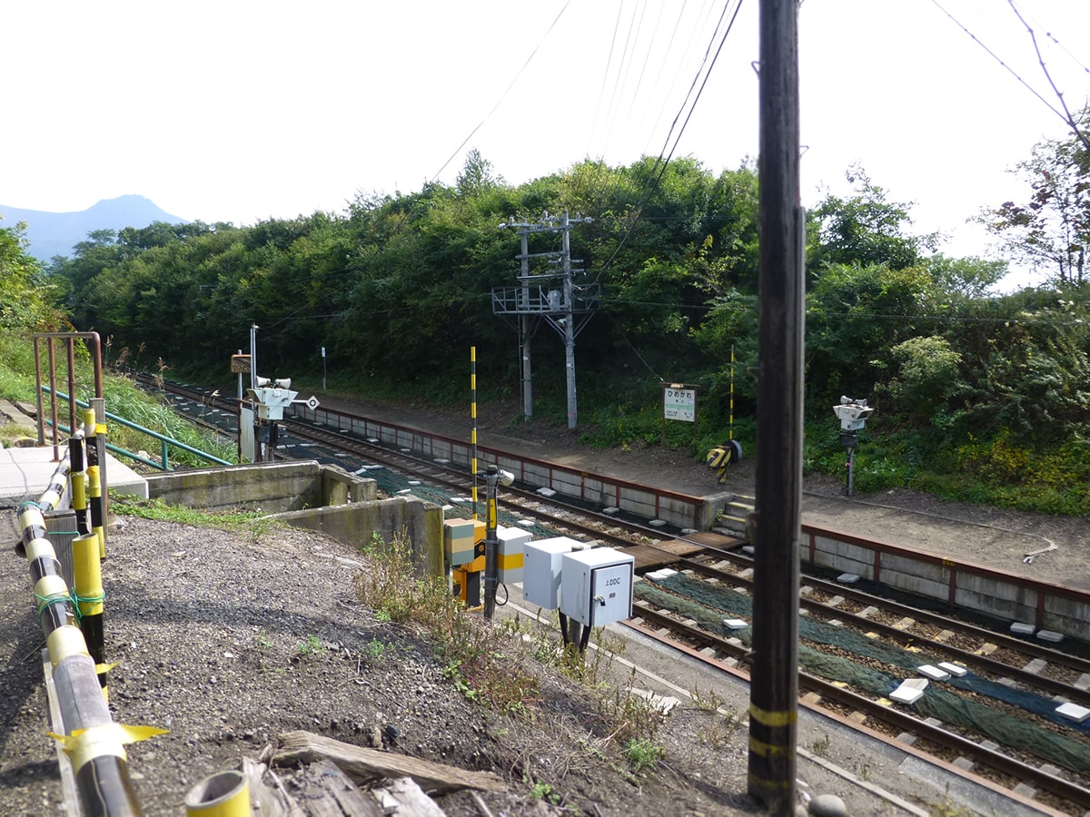 姫川駅の駅舎からホームを見下ろした写真