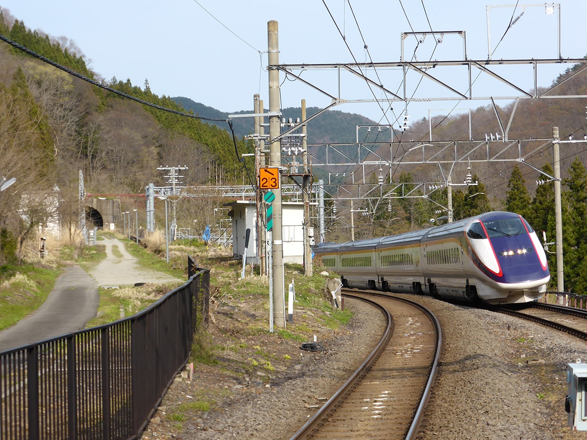 赤岩駅のホームから福島方面を撮影した写真