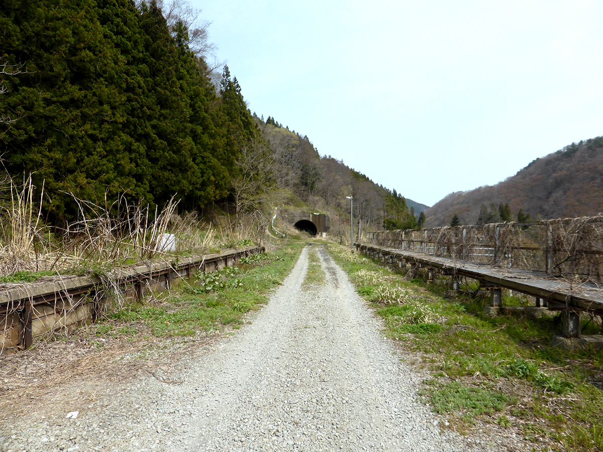 赤岩駅の移転前のホームと、引き上げ線に使われていたトンネルの写真